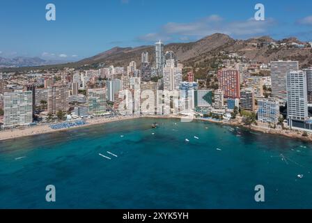 Drohnenfoto der schönen Stadt Benidorm in Spanien im Sommer mit dem Strand Playa de Levante und den Hochhäusern und dem Hotel Stockfoto