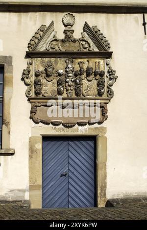 Bremsentür mit Wappenrelief Stockfoto