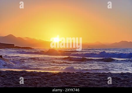 Tropischer Sonnenaufgang am Strand von Teufel mit Copacabana Fort im Hintergrund in Rio De Janeiro Stockfoto