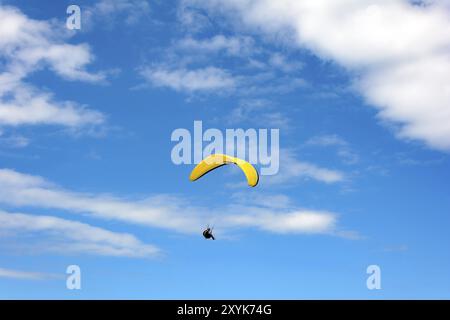 Paragliding-Flug auf dem Hügel Leuchtturm in Torres-Stadt, Rio Grande do Sul Stockfoto