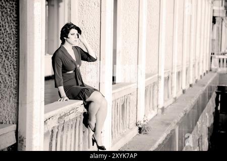 Frau auf Einem Balkon. Retrospektive Überprüfung. 20-s XX Jahrhundert Stockfoto