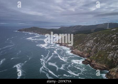 Panoramablick über die Drohne auf den Strand von Moreira und die grüne Landschaft in Galicien, Spanien, Europa Stockfoto