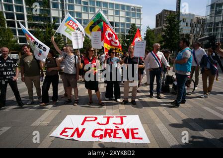 Paris, Frankreich. August 2024. Zusammenkunft gegen Arbeitsplatzabbau beim Jugendamt (PJJ), in Paris, Frankreich, 29. August 2024. Foto: Pierrick Villette/ABACAPRESS. COM Credit: Abaca Press/Alamy Live News Stockfoto