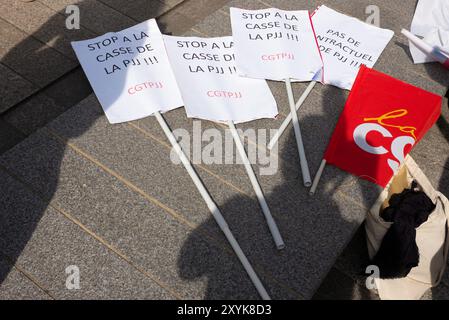 Paris, Frankreich. August 2024. Zusammenkunft gegen Arbeitsplatzabbau beim Jugendamt (PJJ), in Paris, Frankreich, 29. August 2024. Foto: Pierrick Villette/ABACAPRESS. COM Credit: Abaca Press/Alamy Live News Stockfoto