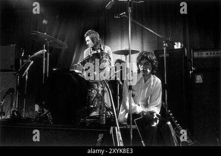 The Rolling Stones, Mick Jagger und Charlie Watts, eine Probe am Institute of Contemporary Arts (ICA) London. Keith Richards High on Rock and Roll ist gerade auf der Bühne zusammengebrochen und alles ist zum Stillstand gekommen. London, England 1971 1970er Jahre, Großbritannien HOMER SYKES Stockfoto