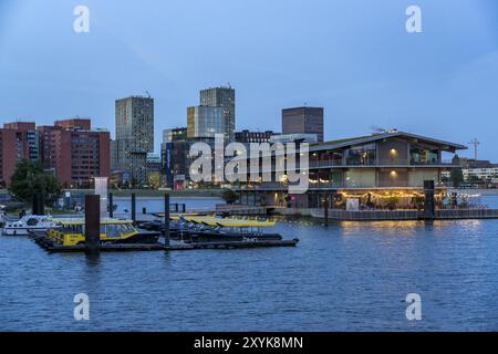 Das Floating Office Rotterdam gilt als das größte schwimmende Bürogebäude der Welt, Anleger für Wassertaxis, im 28 ha großen Hafenbecken von Rijnhaven Stockfoto