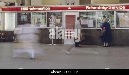 IC-Informationsschalter und Bahnsteig-Service, Stuttgart Hauptbahnhof, Mitte der 1980er Jahre, Baden-Württemberg, Deutschland, Europa Stockfoto