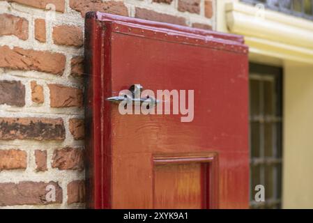 Enkhuizen, Niederlande. Juni 2022. Nahaufnahme alter Fenster und Fensterläden Stockfoto