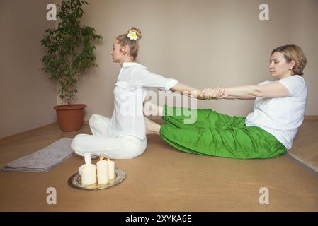 Junge Frau mit Massage im Health Center Stockfoto