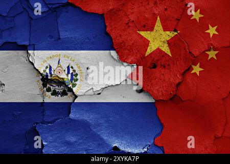 Flaggen von El Salvador und China auf gerissene Wand gemalt Stockfoto