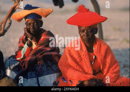 Zwei Personen in traditioneller Kleidung, Namibia. Stockfoto