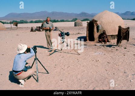 Zwei Leute filmen ein Dorf, Namibia. Stockfoto