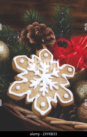 Weihnachten Lebkuchen Schneeflocke Cookie mit Puderzucker festliche Dekorationen Nahaufnahme Stockfoto