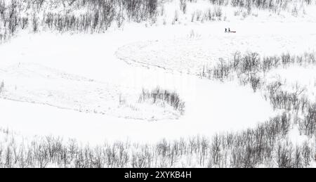 Zwei Skifahrer mit Pulka auf dem gefrorenen Fluss Vistasaelven (Visttasjohka) im Tal Visttasvaggi (Vistasdalen), Kebnekaisefjaell, Norrbotten, Lappland, Stockfoto