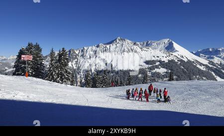 Winterszene in Gstaad. Skipiste auf dem Gipfel des Mt. Wispile. Schneebedeckter Berg Lauenenhorn Stockfoto