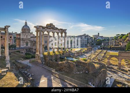 Sonnenaufgang im Forum Romanum und Kolosseum, Rom, Italien, Europa Stockfoto