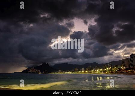 Nacht an den Stränden von Arpoador, Ipanema und Leblon in Rio De Janeiro Stockfoto