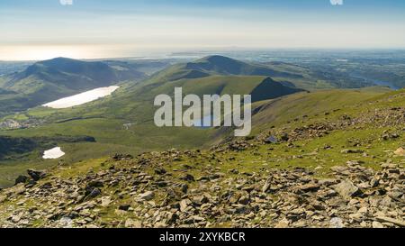 Blick vom Gipfel des Mount Snowdon, Snowdonia, Gwynedd, Wales, Großbritannien, Blick nach Westen in Richtung Llyn Cwellyn und der Küste Stockfoto