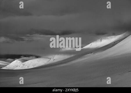 Berggipfel bei Sonnenaufgang im Stuor Reaiddavaggi-Tal, Kebnekaisefjaell, Norrbotten, Lappland, Schweden, März 2014, Europa Stockfoto