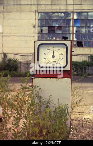 Beschädigte Tankstelle hautnah im retro-Stil Stockfoto