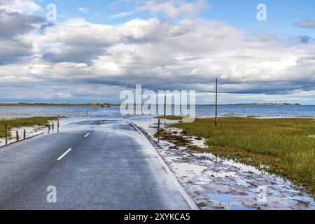 Überflutete Straße zwischen Beal und die Heilige Insel von Lindisfarne in Northumberland, England, Großbritannien Stockfoto