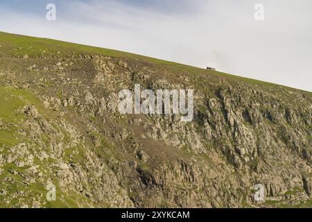 In der Nähe von Llanberis, Gwynedd, Wales, Großbritannien, 14. Juni 2017: Blick vom Llanberis Path, mit einem Zug der Snowdon Mountain Railway auf dem Weg zum Mount Snow Stockfoto