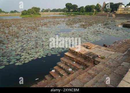 Shivsagar-See. Khajuraho Gruppe von Denkmälern angrenzend. Khajuraho, Madhya Pradesh, Indien. Stockfoto