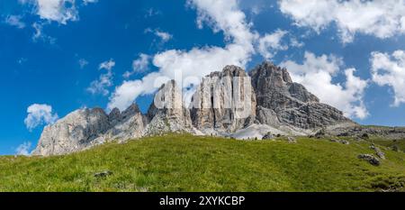 Landschaft mit den Gipfeln Grohmann und Sasso Piatto am Sasso Lungo, von unten im hellen Sommerlicht in der Nähe der Sandro Pertini-Almhülle aufgenommen Stockfoto