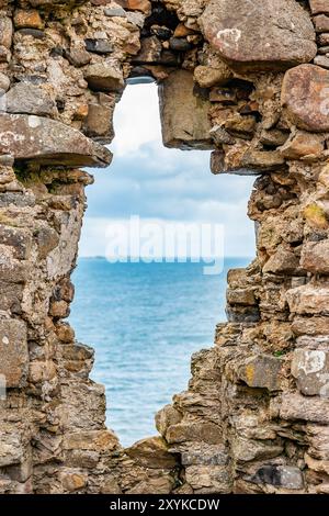 Blick auf das Meer durch das Fenster der antiken Burg Stockfoto