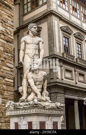 Florenz, Italien, Herkules und Cacus Statue vor dem Palazzo Vecchio und die Uffizien Stockfoto