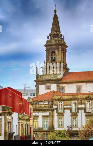 Porto, Portugal Altstadt street view mit Trindade Kirche Turm close-up Stockfoto