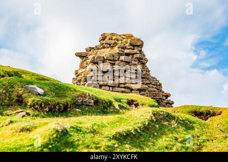 Burgruinen auf einem Grassy Hill Stockfoto