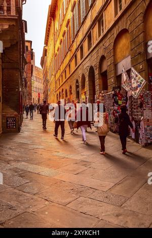 Siena, Italien, 25. Oktober 2018: Wahrzeichen der Toskana Siena mittelalterliche Stadt, Blick auf die Straße und Menschen, Europa Stockfoto