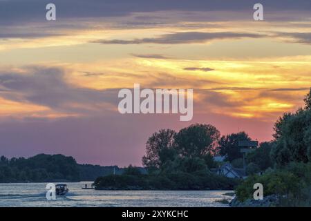 TULCEA, DONAUDELTA/RUMÄNIEN, 22. SEPTEMBER: Hochgeschwindigkeits-Touristenboot, das Menschen vom Tulcea Donaudelta Rumänien am 22. September 2018 anlegt. Unidentif Stockfoto