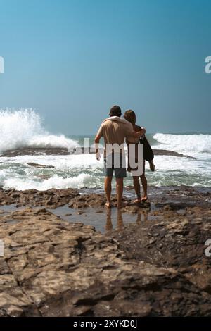 Freunde umarmen sich am Strand. Stockfoto