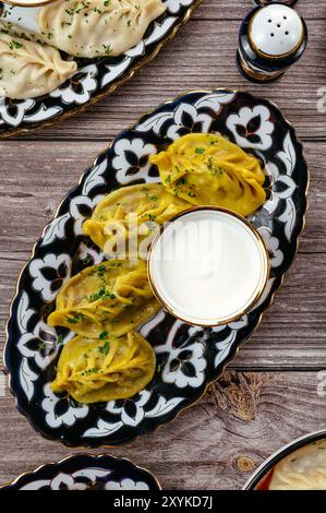 Gekochte Manti mit Fleisch. Usbekische Küche. Stockfoto