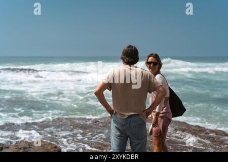 Glückliche Freunde am Strand. Stockfoto