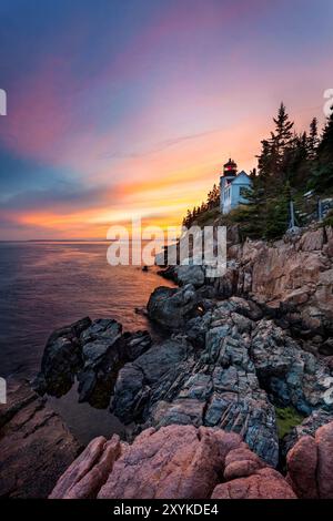 Bass Harbor Head Lighthouse im Acadia National Park bei Sonnenuntergang Stockfoto