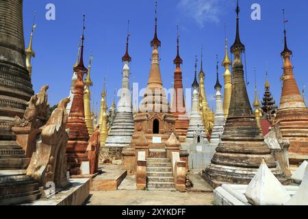 Shwe Inn Thein Stupas am Inle Lake in Myanmar Stockfoto