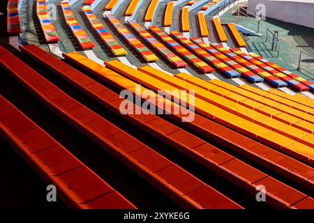 Bunt von Bank im öffentlichen Park Stockfoto