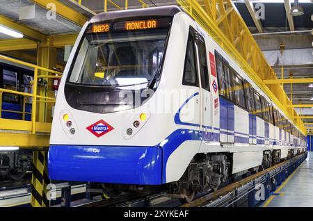 Madrid, Spanien, 25. Dezember 2012: Das Instandsetzungsdepot für Züge Metro de Madrid U-Bahn. Service- und Reparaturbereich von Wagen und Wagen Stockfoto