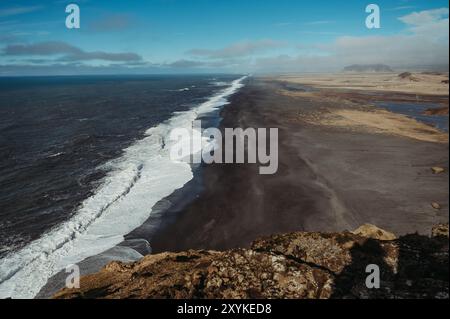 Blick auf den Strand von Dyrhólaey in Island mit schwarzem Sand und Meereswellen Stockfoto