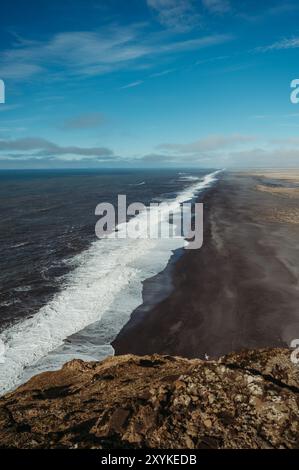 Blick auf den Strand von Dyrhólaey in Island mit schwarzem Sand und Meereswellen Stockfoto