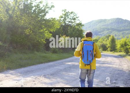 Rückansicht des Mann mit Rucksack wandern im Bergwald Stockfoto