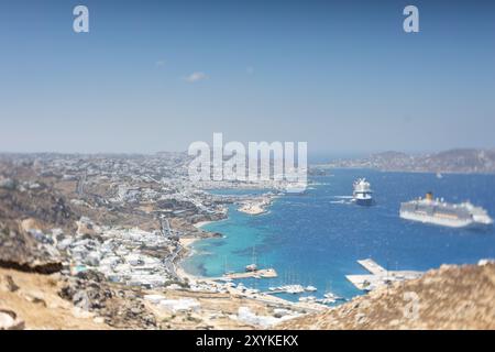 Panoramablick auf den Hafen von Mykonos von einem Berggipfel in Griechenland. Stockfoto