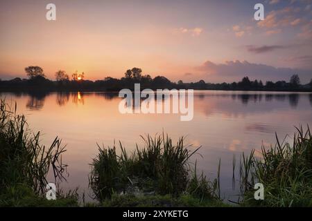 Ruhiger Herbstsonnenaufgang über dem wilden See, Drenthe, Niederlande Stockfoto