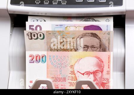 Israelisches Geld - neuer Schekel in der Zählmaschine Stockfoto