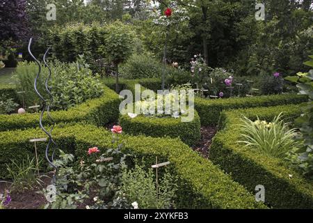 Hüttengarten mit Buchsbaumhecken Stockfoto