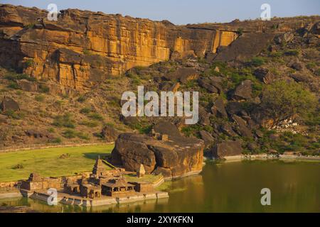 Die Bhutanatha-Tempelgruppe liegt am Fuße einer hohen Steinklippe neben einem Wasserreservoir in Badami, Karnataka, Indien. Hoher Winkel Stockfoto