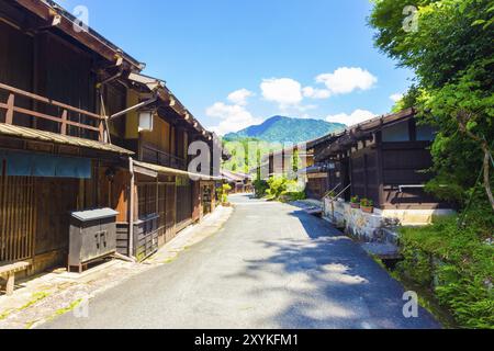 Traditionelle Holzgebäude säumen die Seiten der Hauptstraße von Tsumago, einer alten Poststadt an der alten Nakasendo-Route während der Edo-Zeit in Japan. Stockfoto